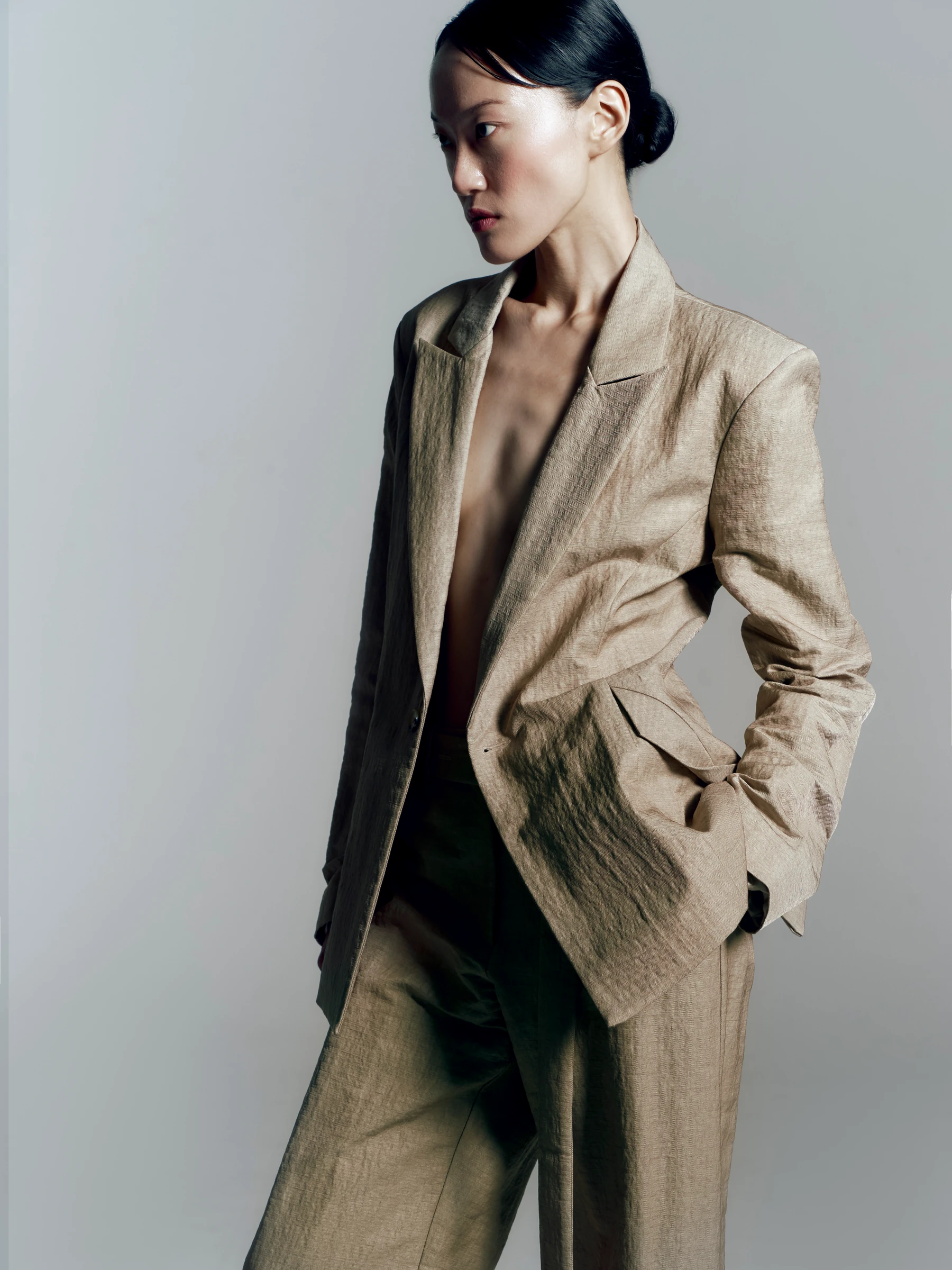 Beige backless blazer in Foxing, side view