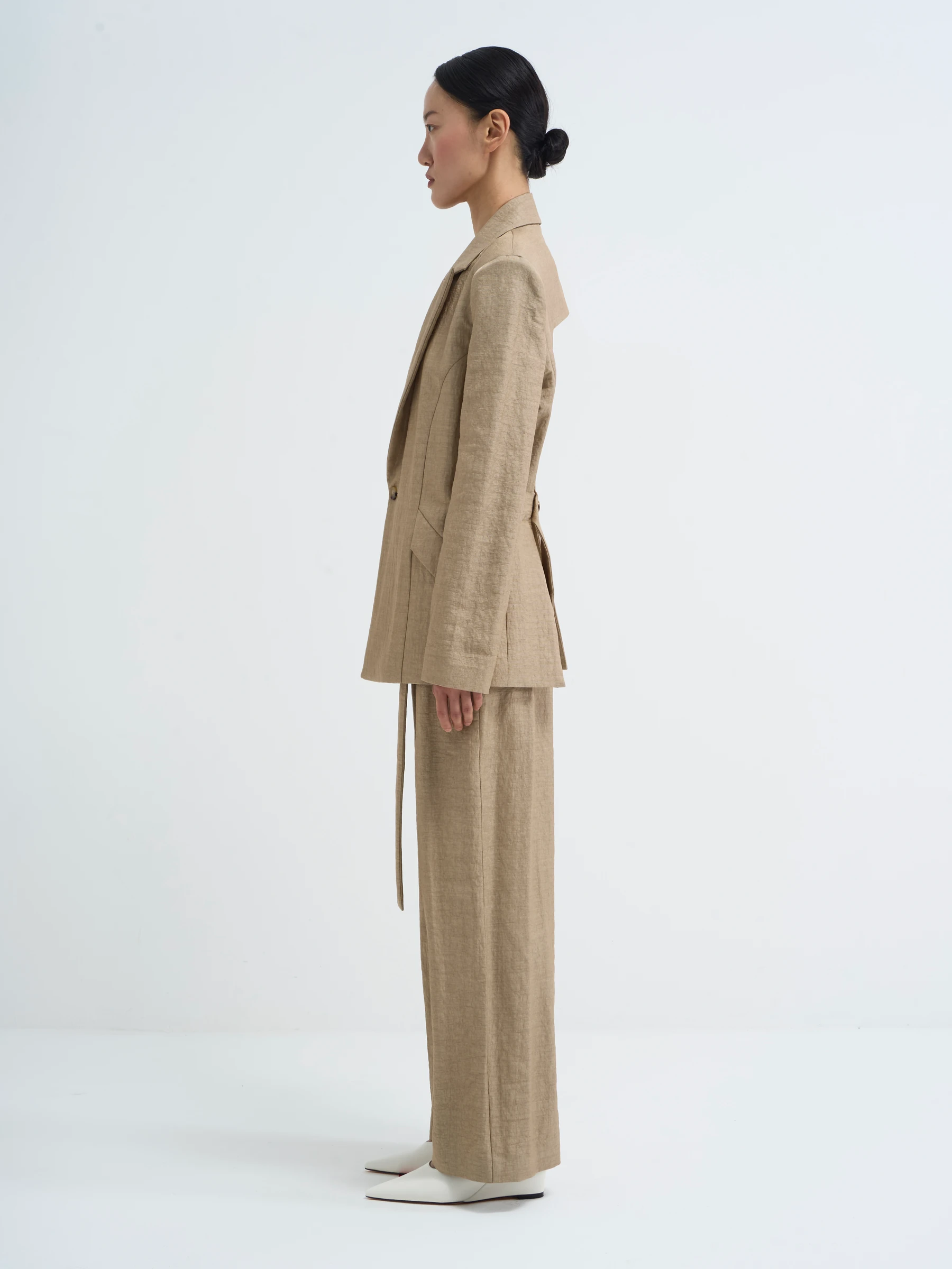 Beige backless blazer in Foxing, side view